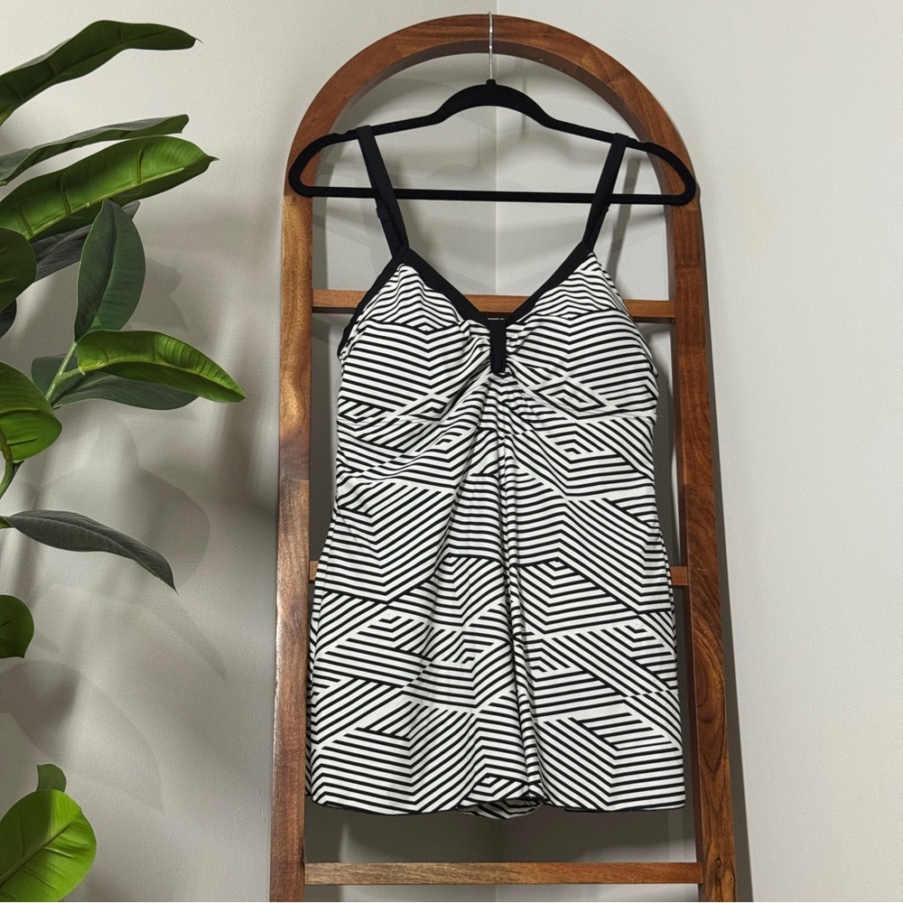 Sea & Sand Beachwear 16 Black White Geometric One Piece Swimsuit Swim Dress